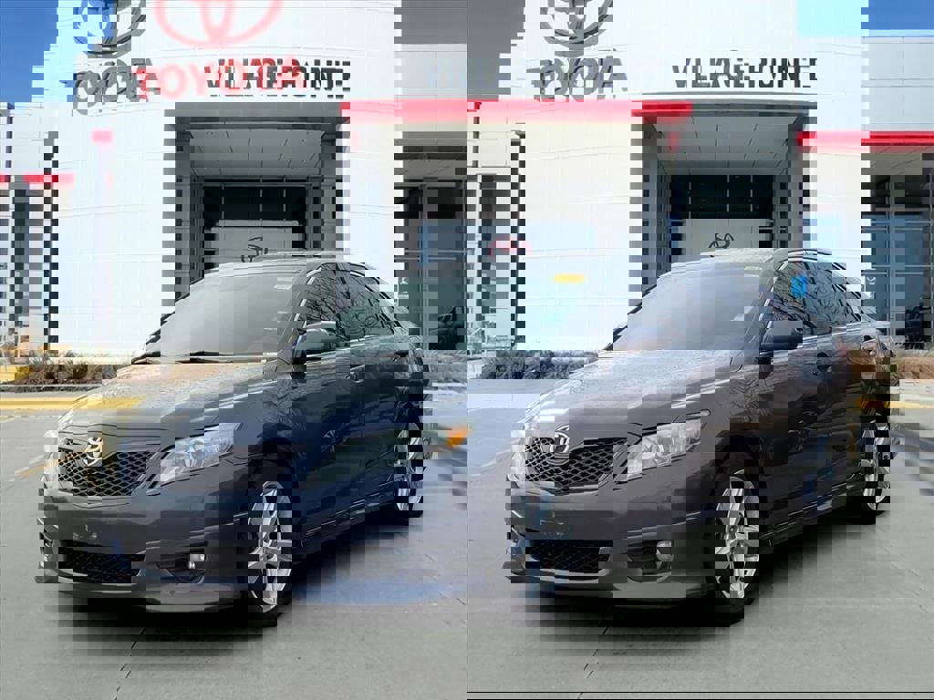 Used 2010 Toyota Camry SE image 1