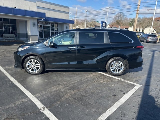 Used 2022 Toyota Sienna Limited image 5