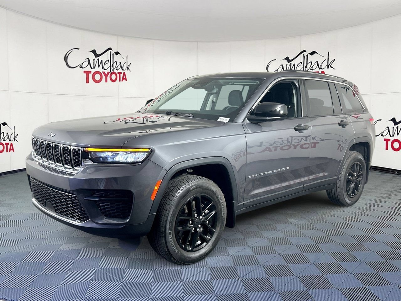 Used 2023 Jeep Grand Cherokee Laredo X RWD image 2