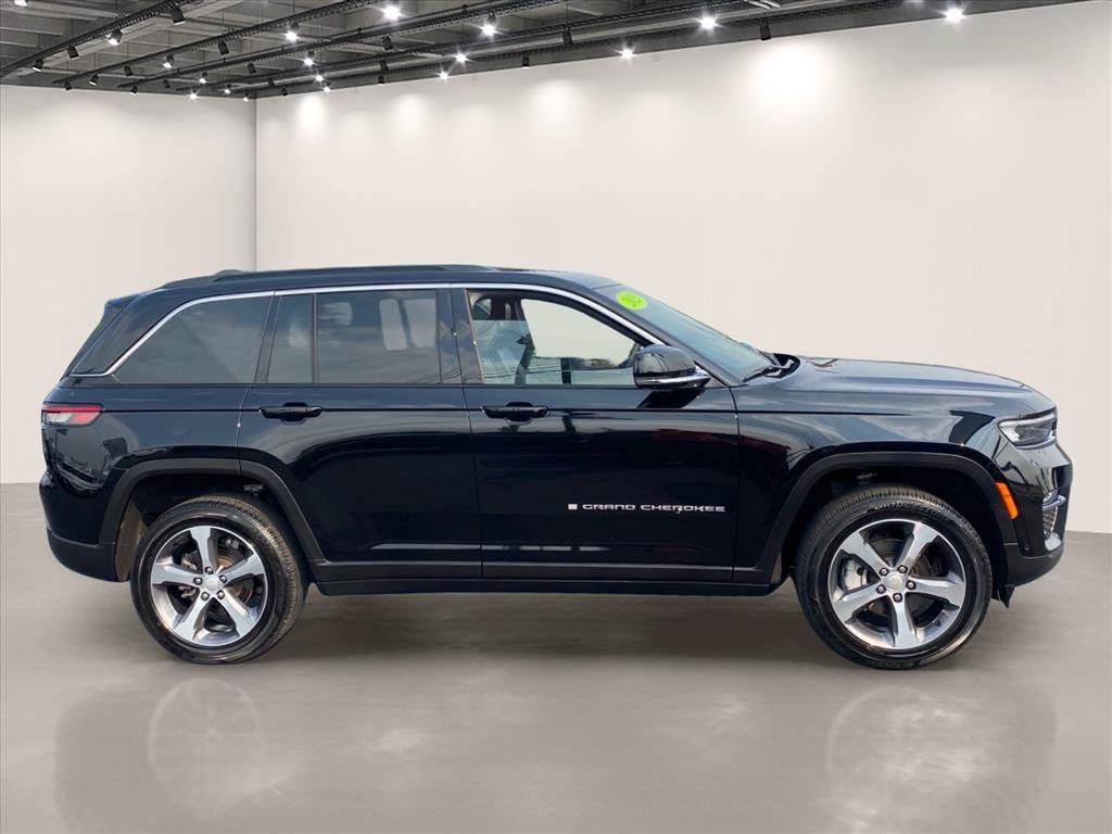Used 2025 Jeep Grand Cherokee Limited w/ Luxury Tech Group II AWD/4WD image 8