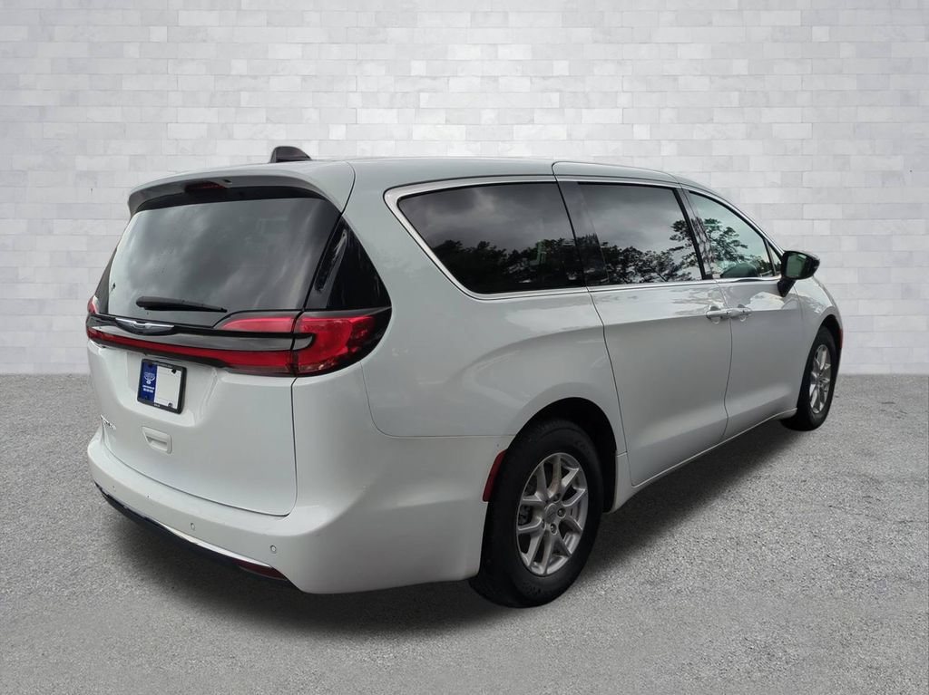 Used 2024 Chrysler Pacifica Touring-L FWD image 5