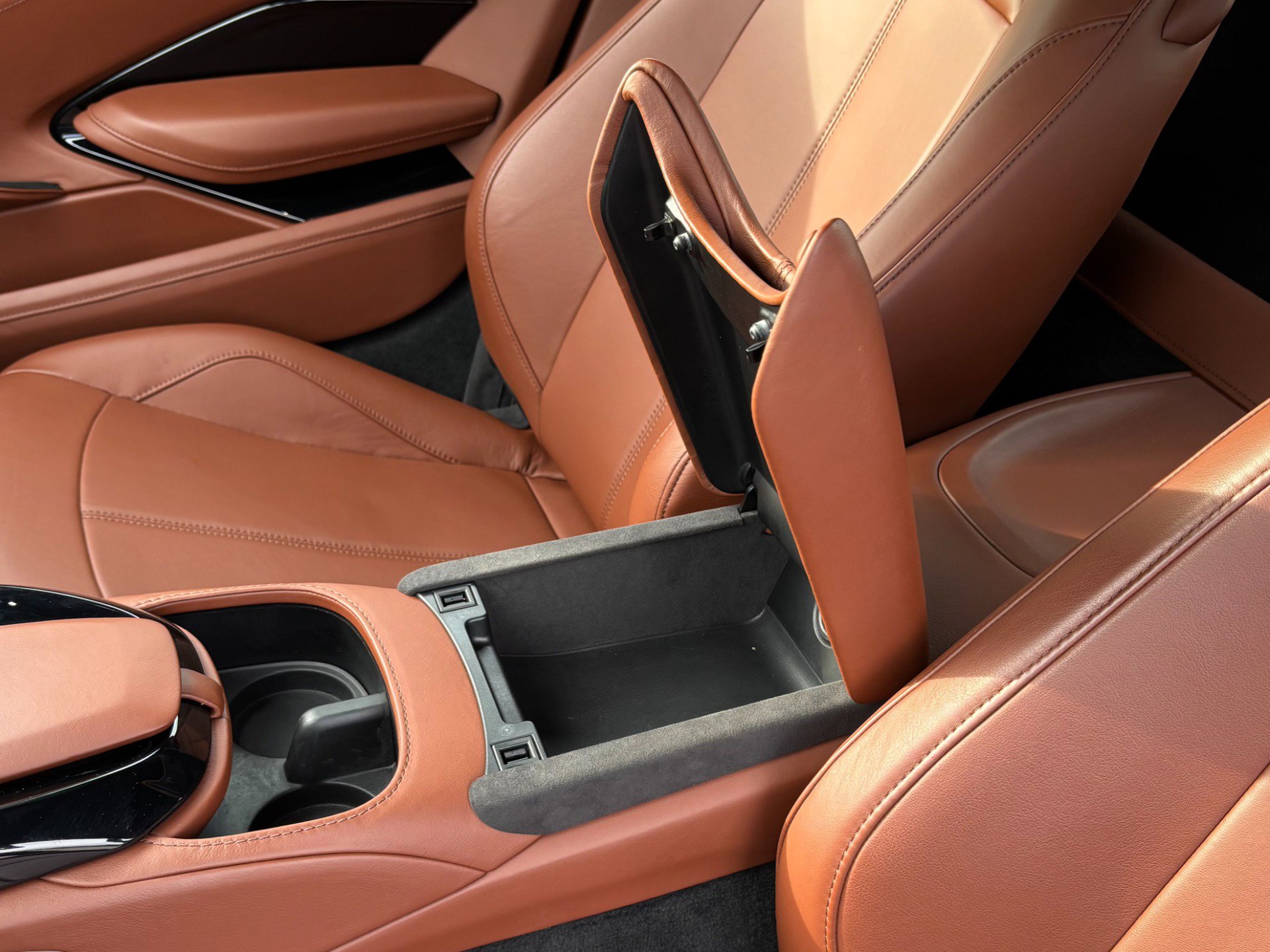 Used 2020 Aston Martin V8 Vantage Coupe RWD image 14