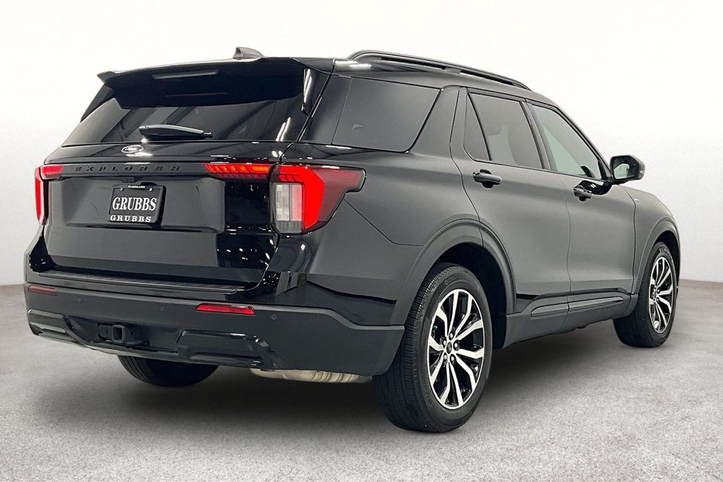 Used 2025 Ford Explorer ST-Line w/ Premium Package RWD image 2