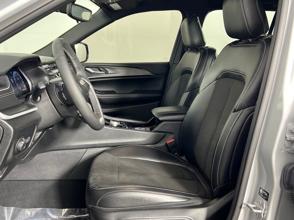 Used 2023 Jeep Grand Cherokee Altitude image 16