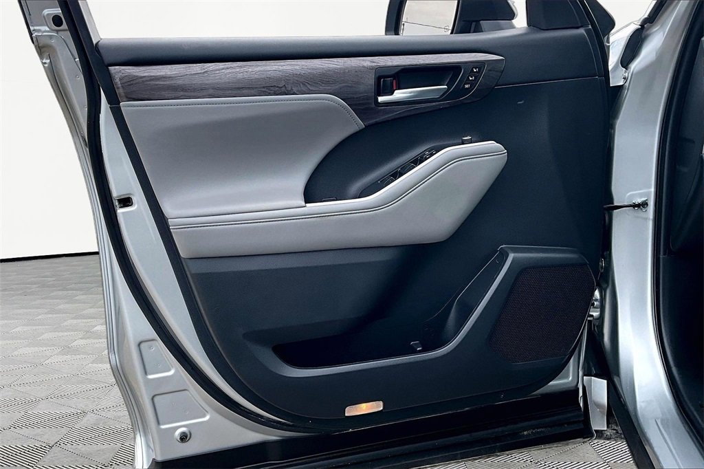 Used 2021 Toyota Highlander Platinum image 23