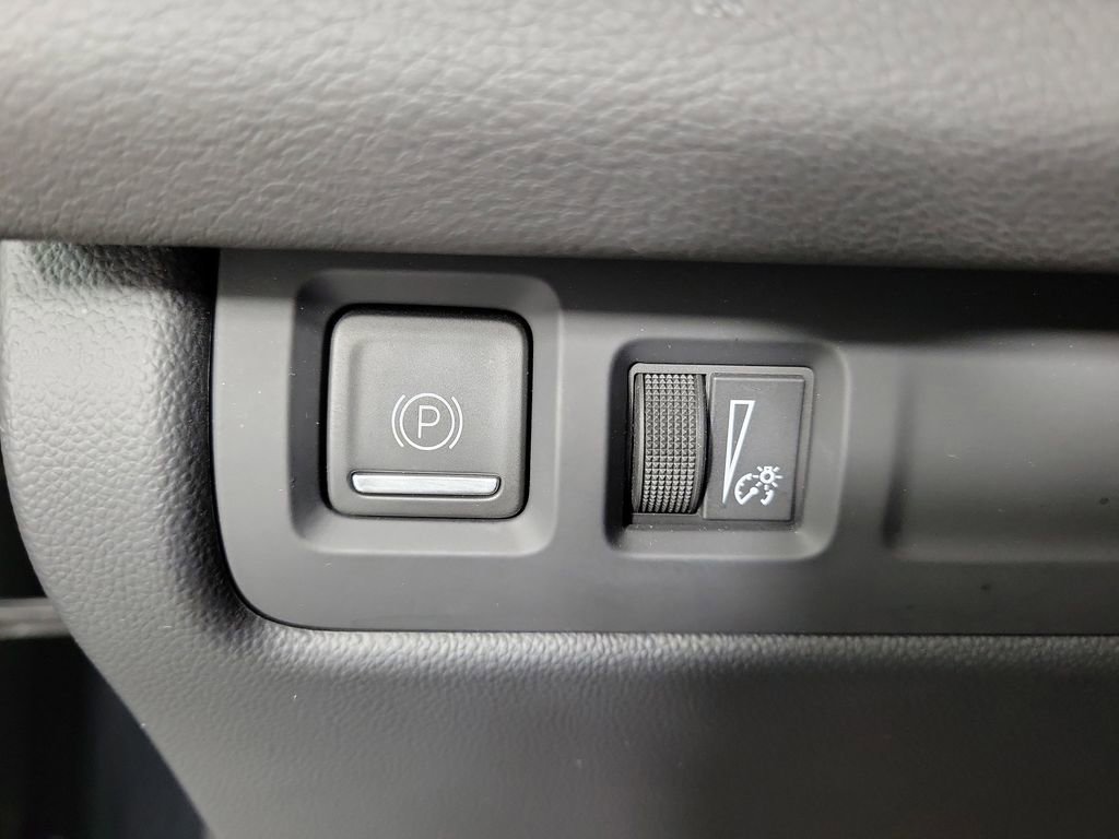 Used 2025 Cadillac XT4 Premium Luxury FWD image 30