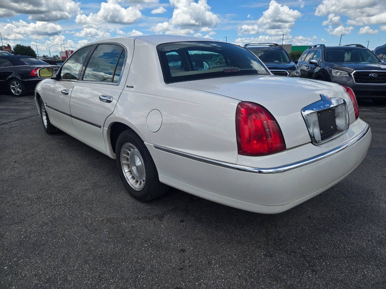 Used 1998 Lincoln Town Car Executive RWD image 5