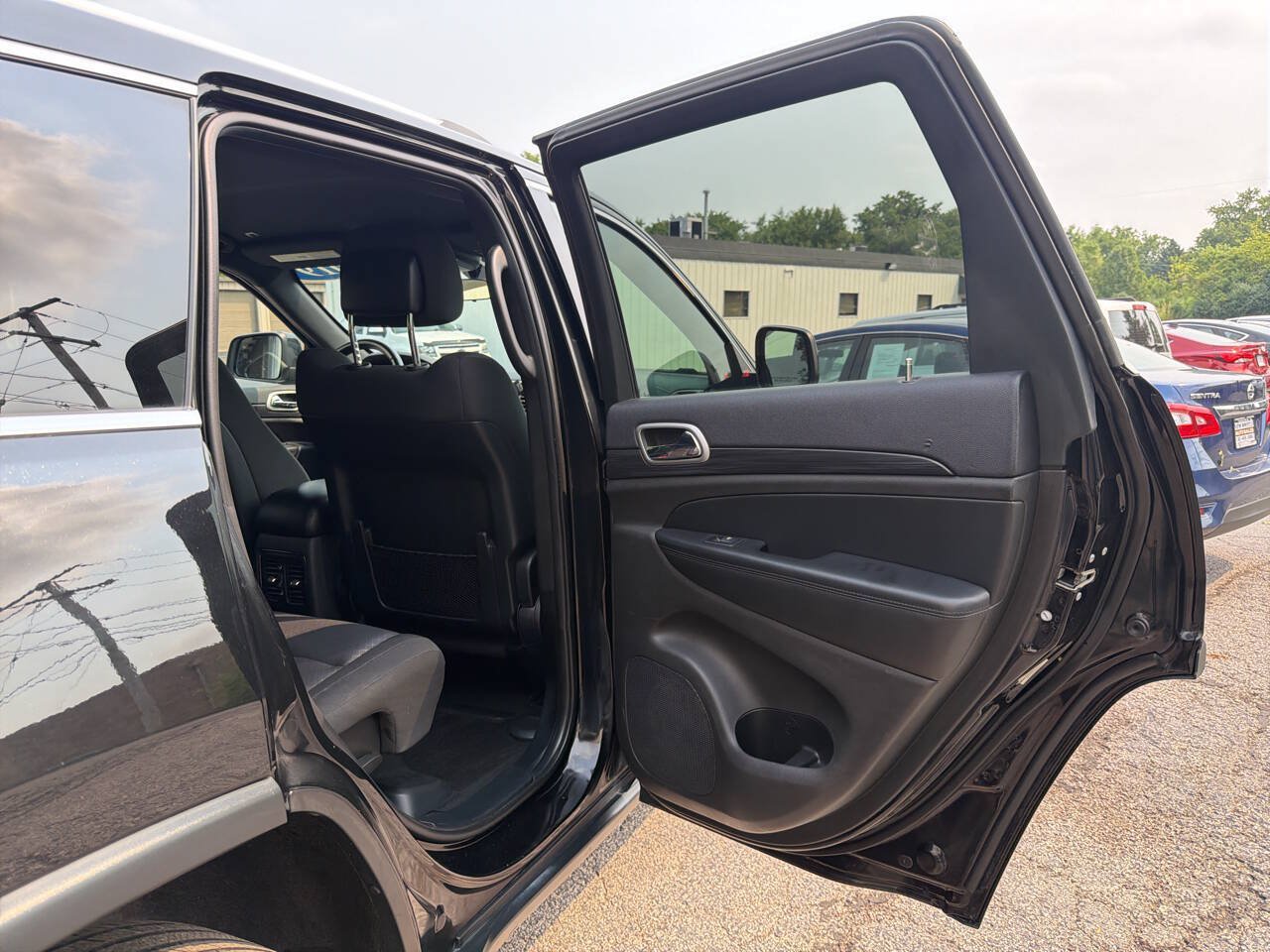 Used 2019 Jeep Grand Cherokee Laredo AWD/4WD image 28