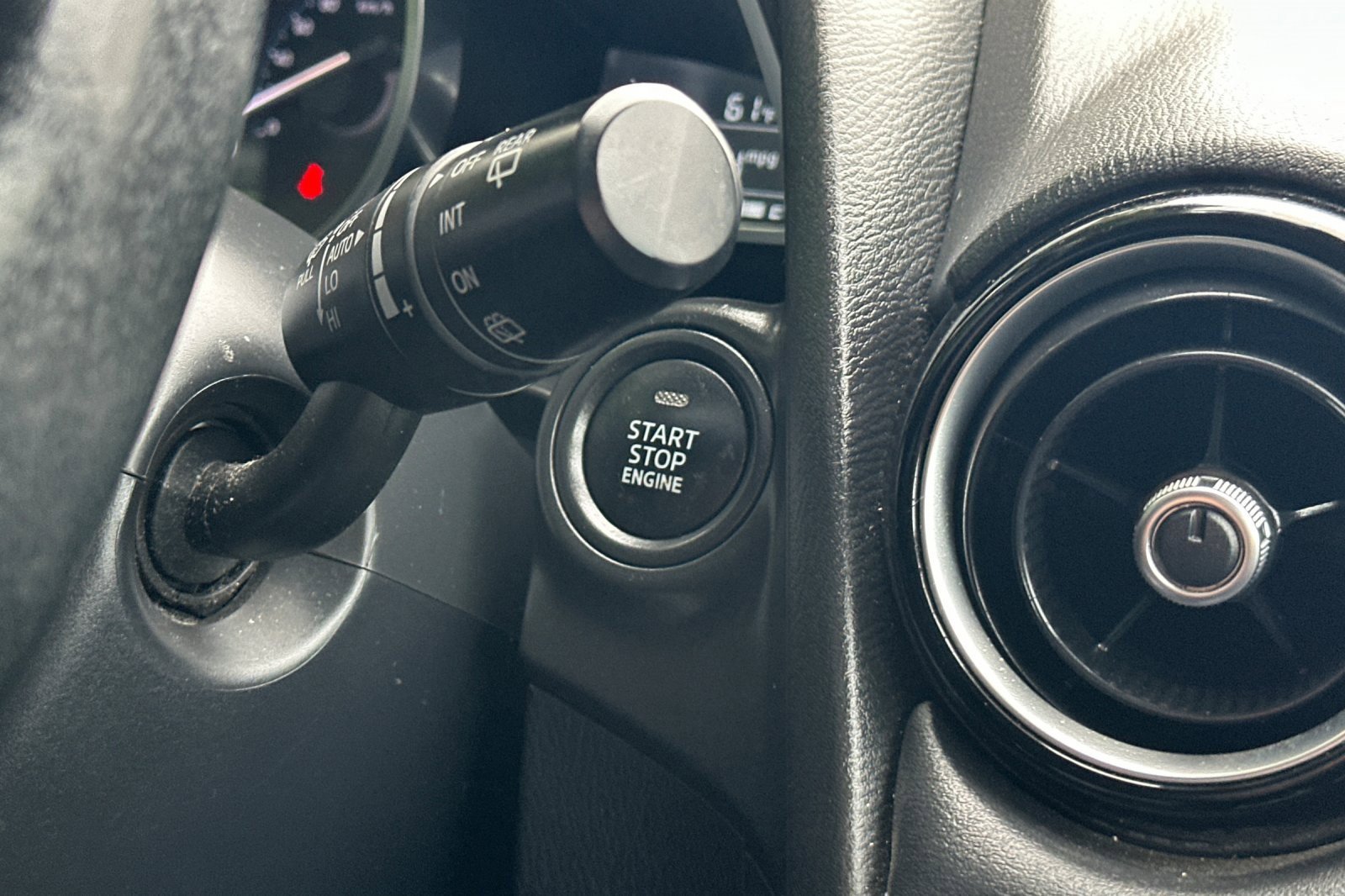 Used 2020 Toyota Yaris XLE image 18