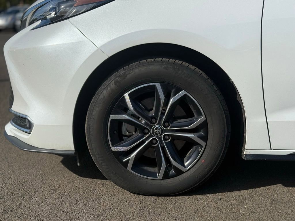 Used 2025 Toyota Sienna Platinum image 9