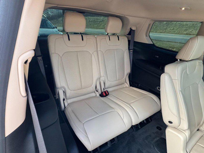 Used 2021 Jeep Grand Cherokee L Limited w/ Luxury Tech Group II image 12