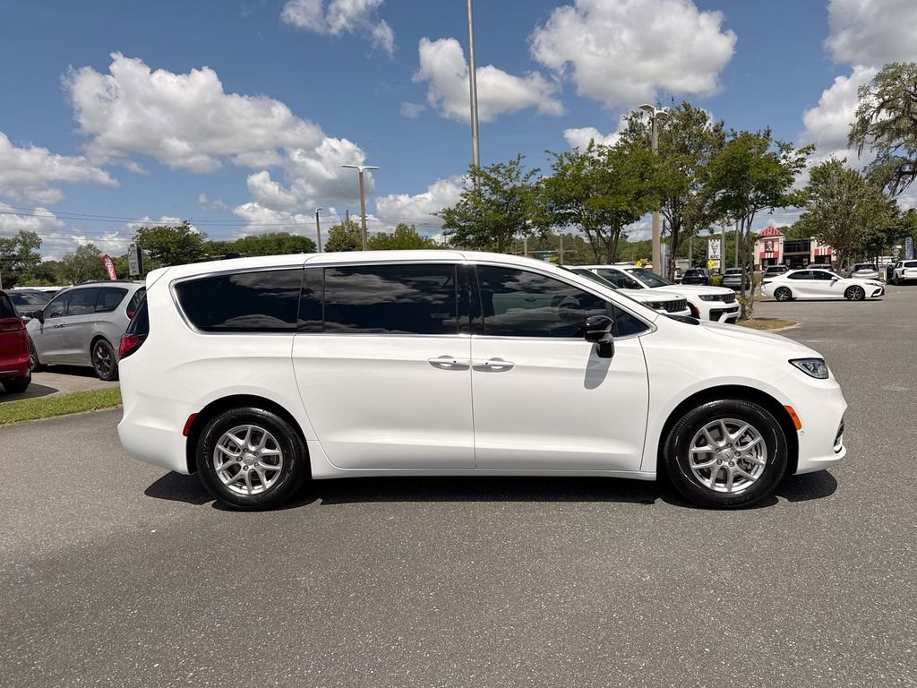 New 2026 Chrysler Pacifica Select image 2