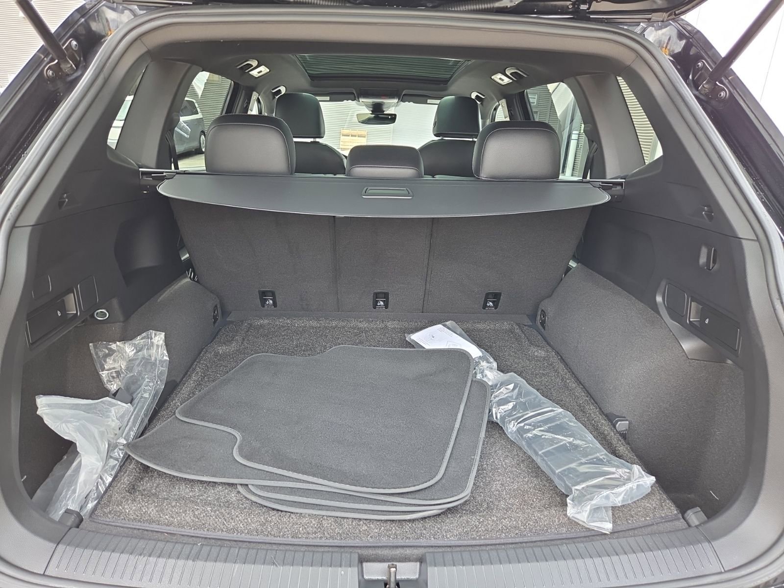 Certified 2023 Volkswagen Tiguan SE R-Line image 23