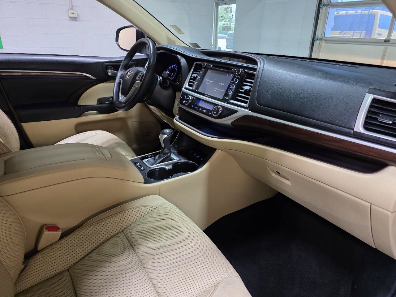 Used 2015 Toyota Highlander Limited AWD/4WD image 30