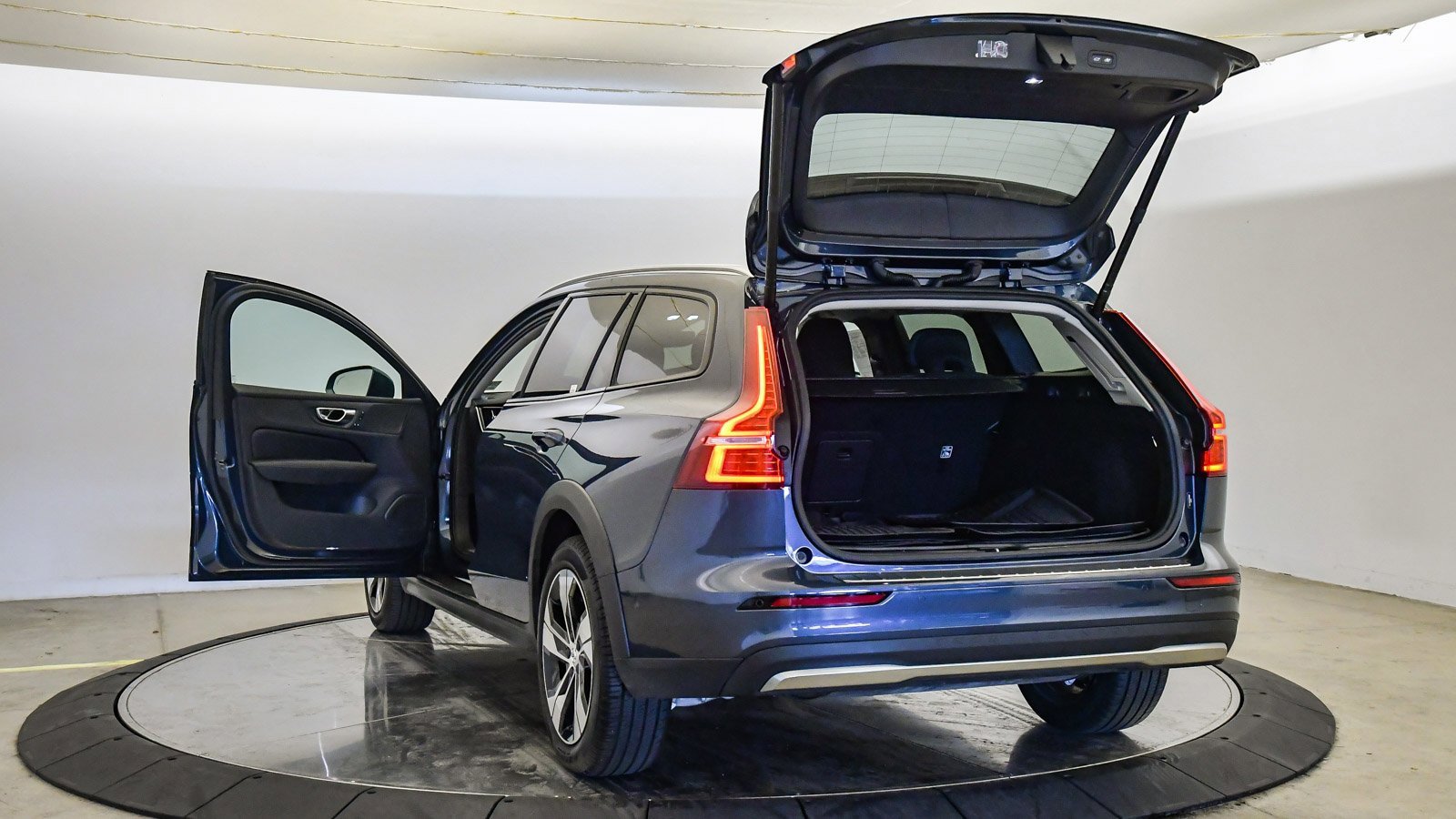 Certified 2024 Volvo V60 B5 Cross Country Plus image 26