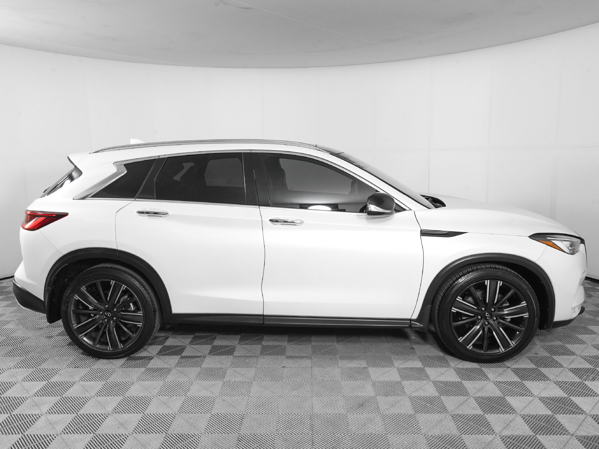 Used 2022 INFINITI QX50 Luxe w/ Appearance Package AWD/4WD image 4