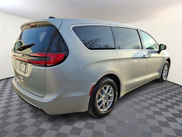 Used 2023 Chrysler Pacifica Touring-L image 6