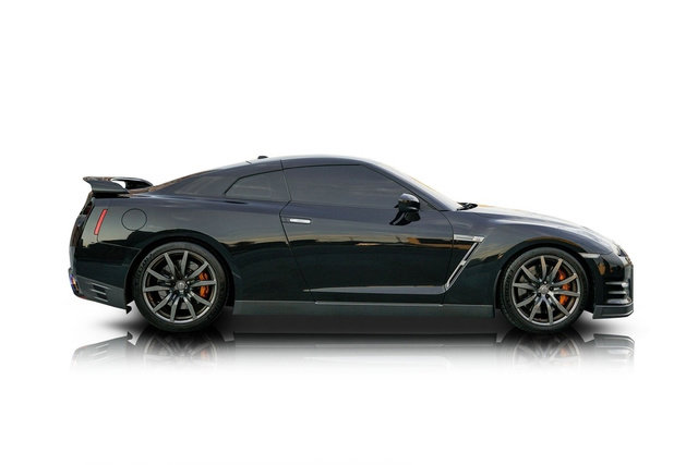 Used 2014 Nissan GT-R Premium w/ Premium Interior Package image 2