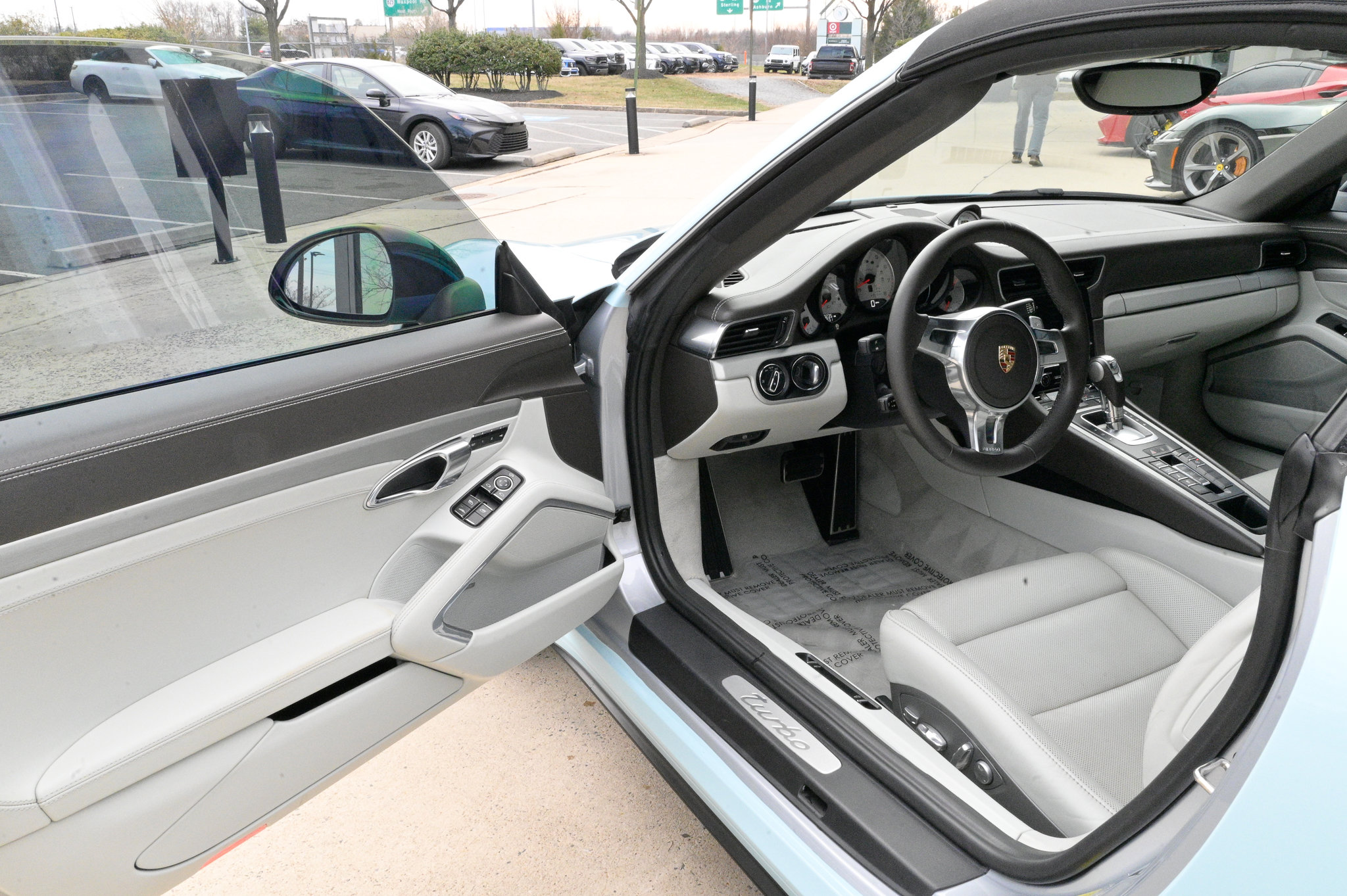 Used 2015 Porsche 911 Turbo image 15