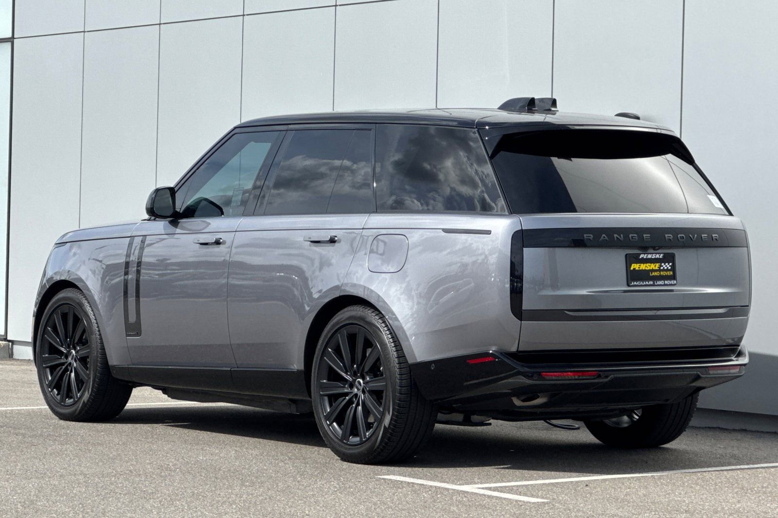 Used 2024 Land Rover Range Rover Autobiography image 3