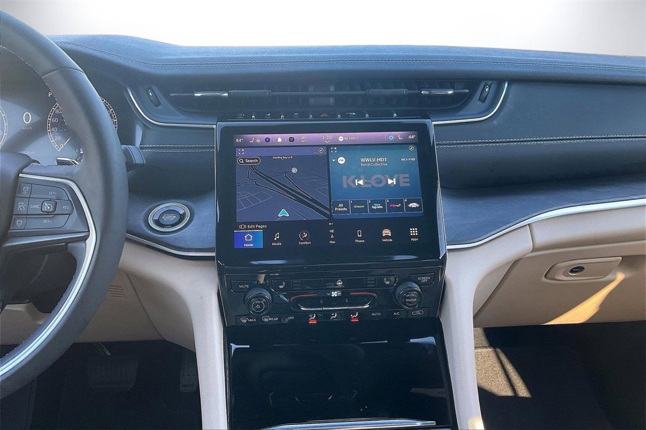 Used 2023 Jeep Grand Cherokee Limited w/ Black Appearance Package image 11