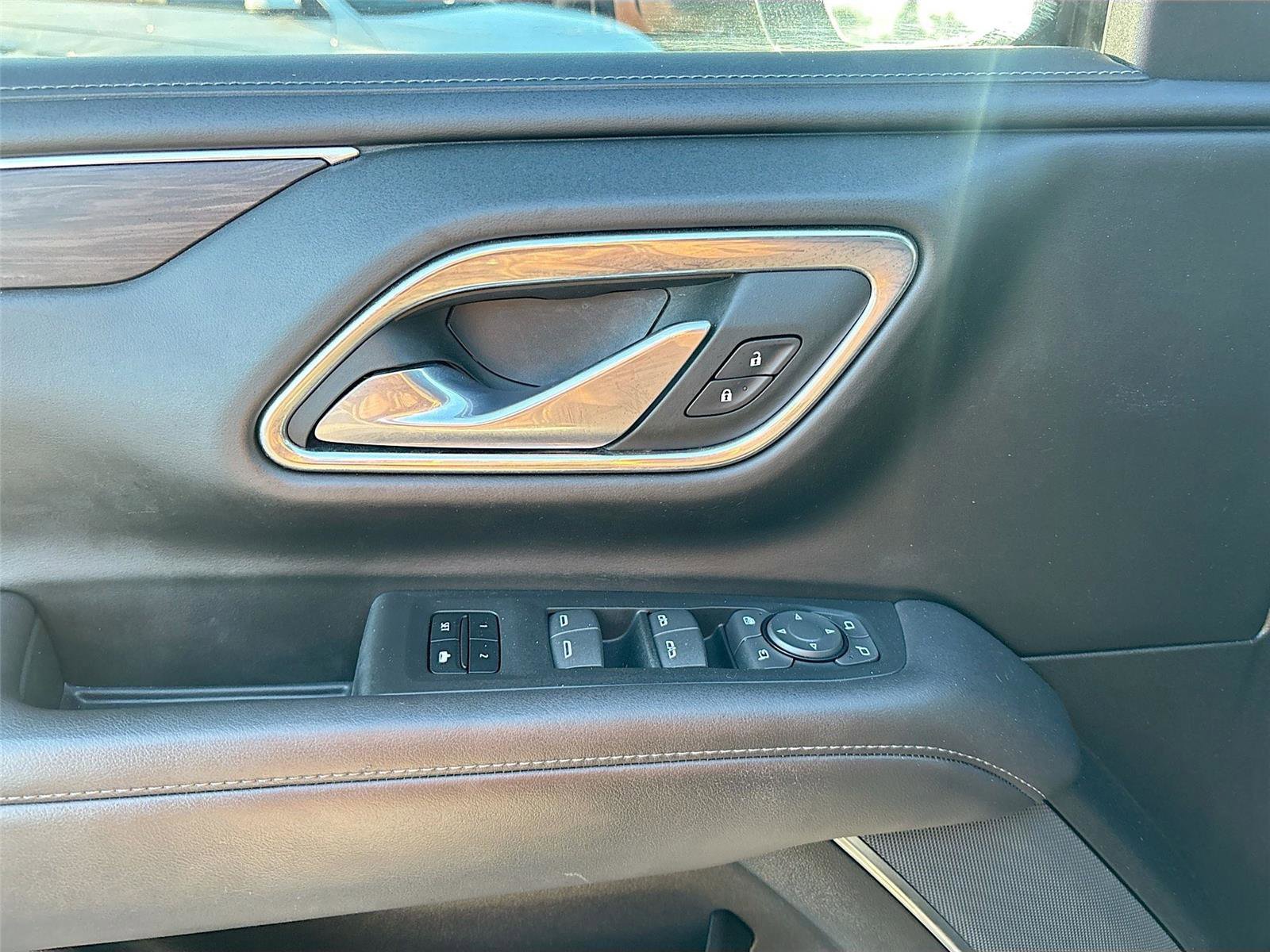 Used 2023 Chevrolet Suburban LT w/ Luxury Package image 17