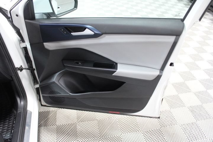 Used 2022 Volkswagen Taos SE w/ Panoramic Sunroof Package FWD image 25