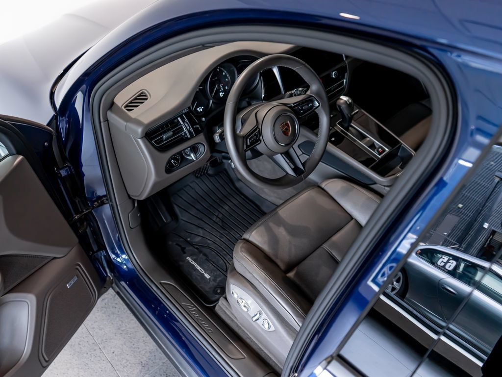 Certified 2025 Porsche Macan AWD/4WD image 5