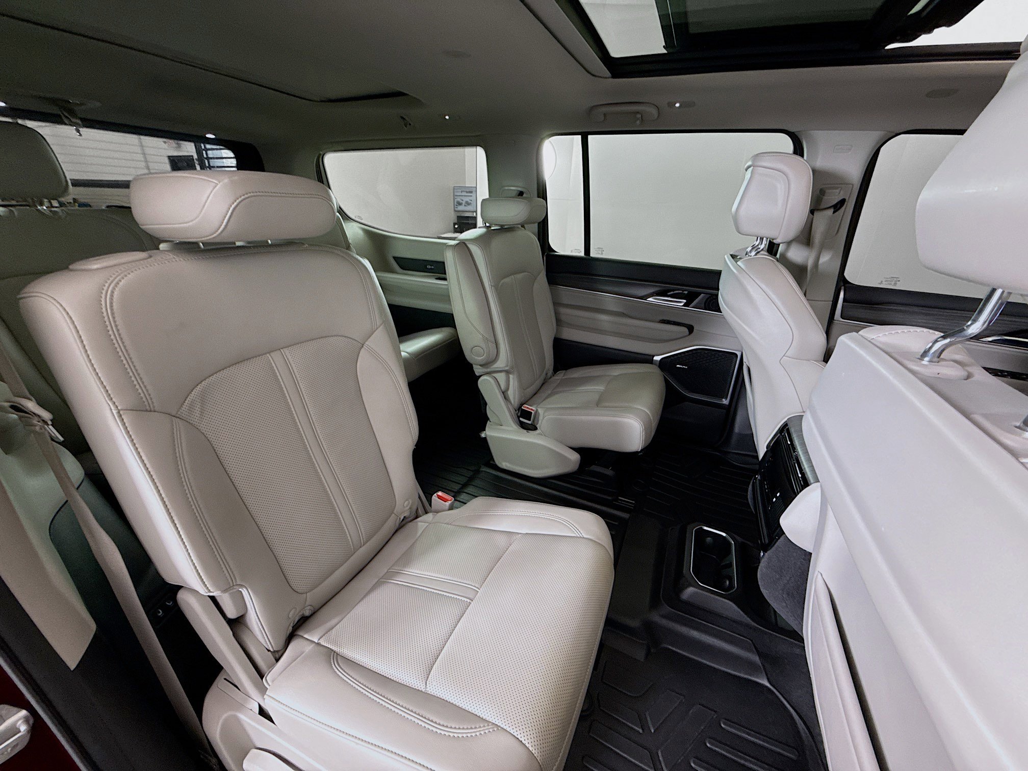 Used 2023 Jeep Wagoneer Series II w/ Premium Group I image 28