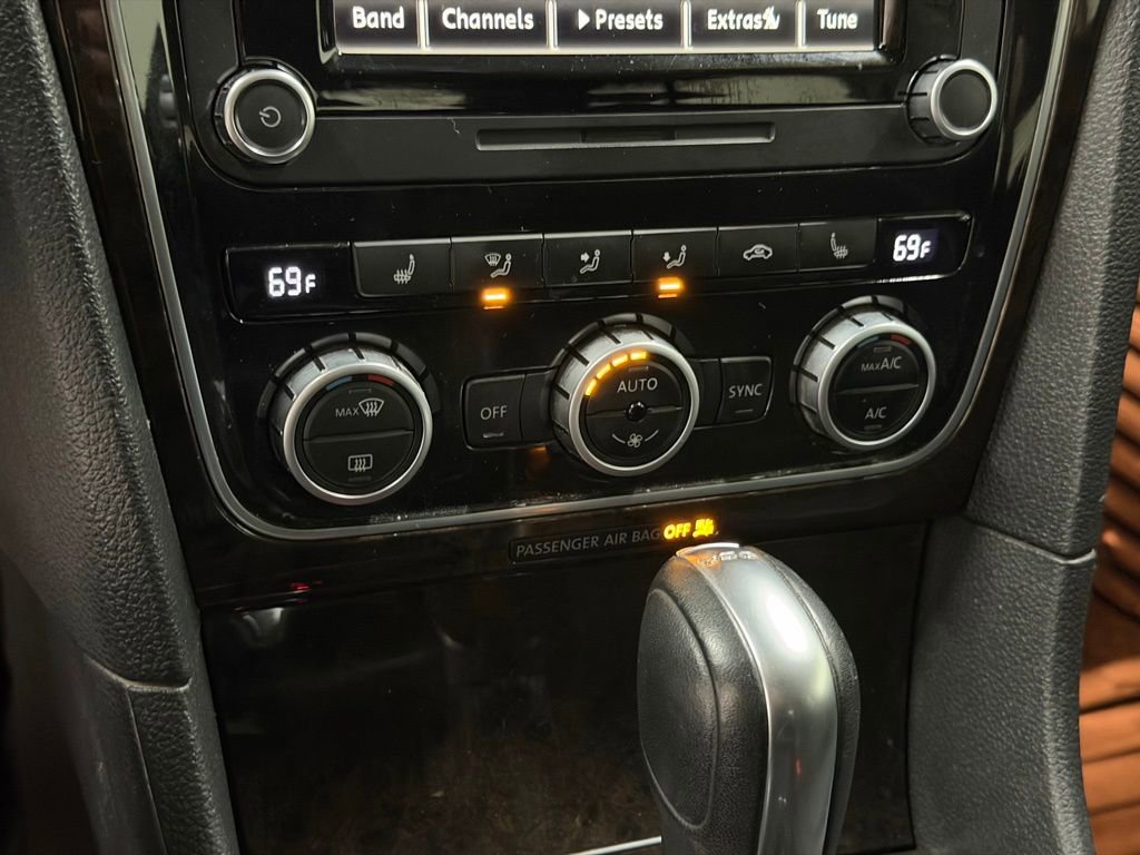 Used 2015 Volkswagen Passat TDI SEL Premium image 24