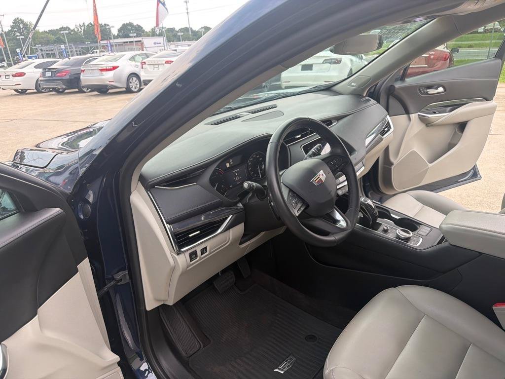 Used 2019 Cadillac XT4 Luxury w/ Cold Weather Package FWD image 17