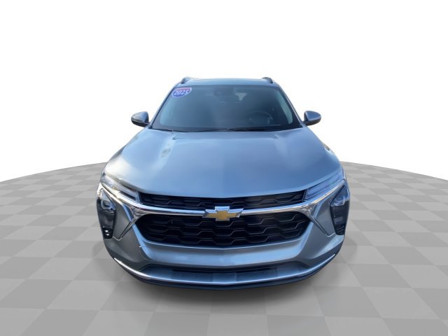 Used 2025 Chevrolet Trax LT w/ Sunroof Package FWD image 5