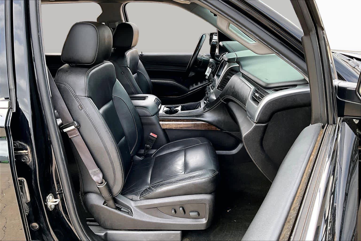 Used 2017 Chevrolet Suburban LT RWD image 5