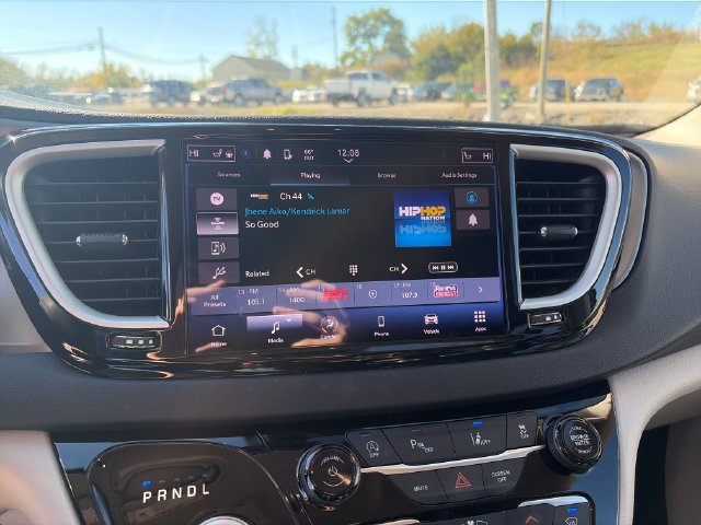 Used 2023 Chrysler Pacifica Touring-L FWD image 18