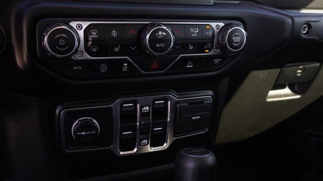 Used 2023 Jeep Gladiator Sport AWD/4WD image 23