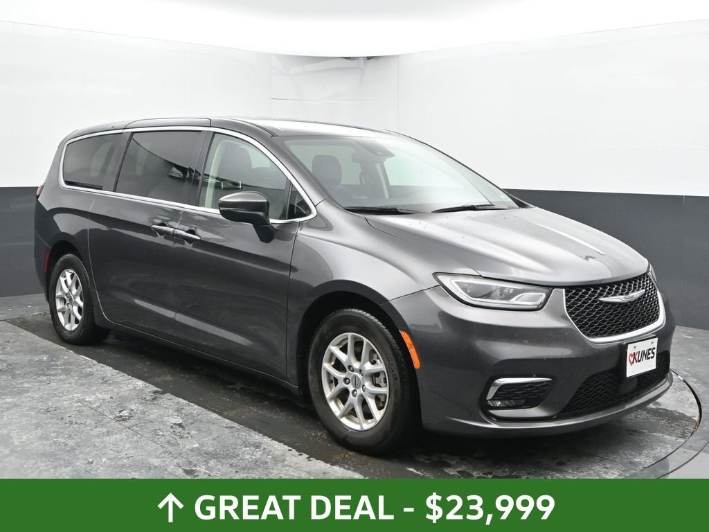 Used 2023 Chrysler Pacifica Touring-L image 4
