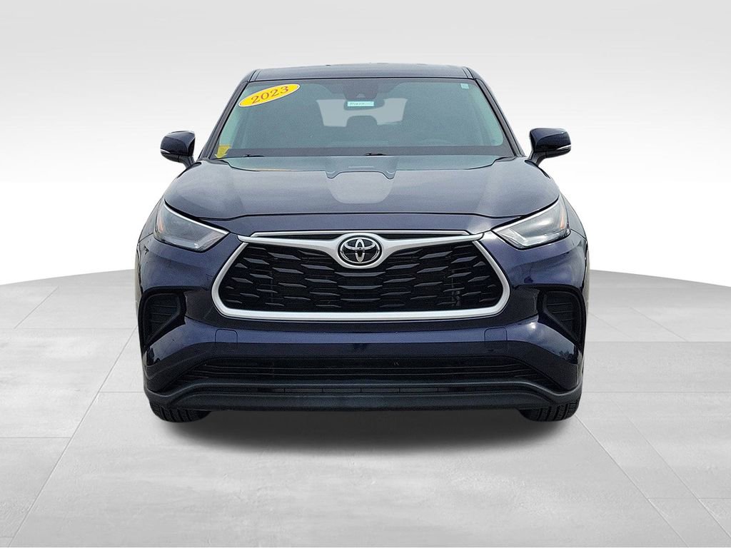 Used 2023 Toyota Highlander LE image 2