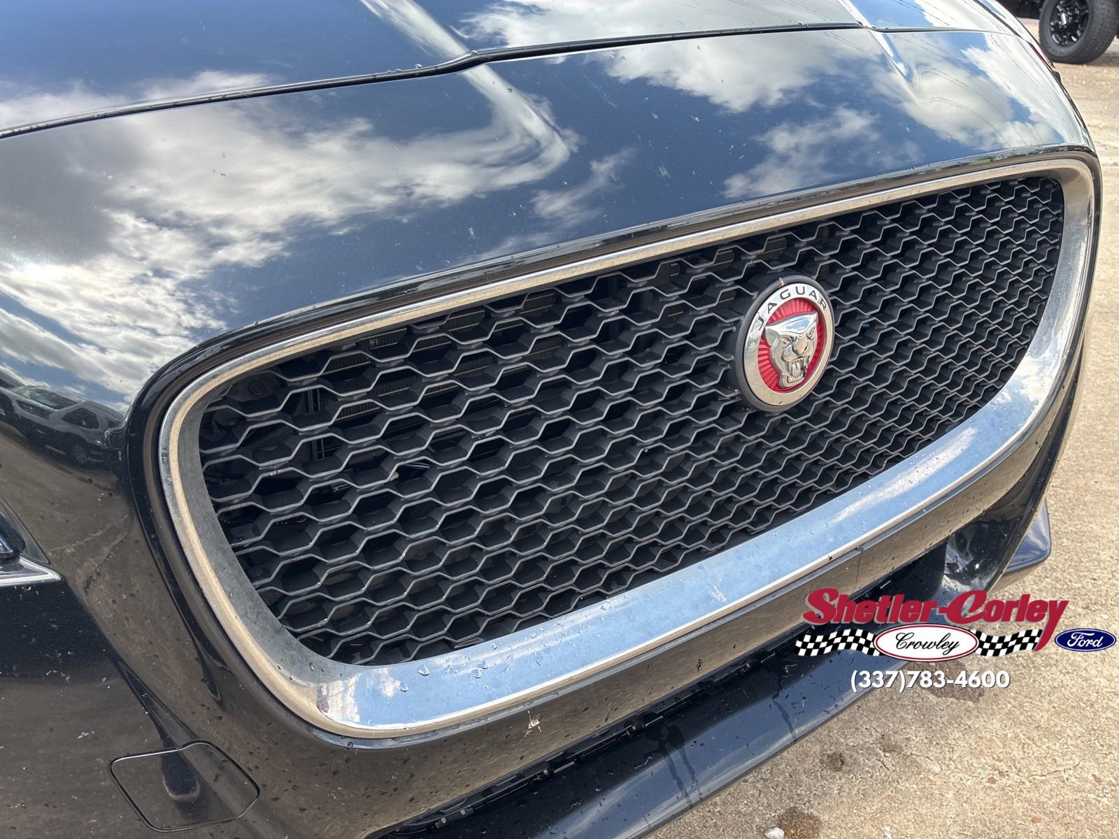 Used 2018 Jaguar XF Premium RWD image 6