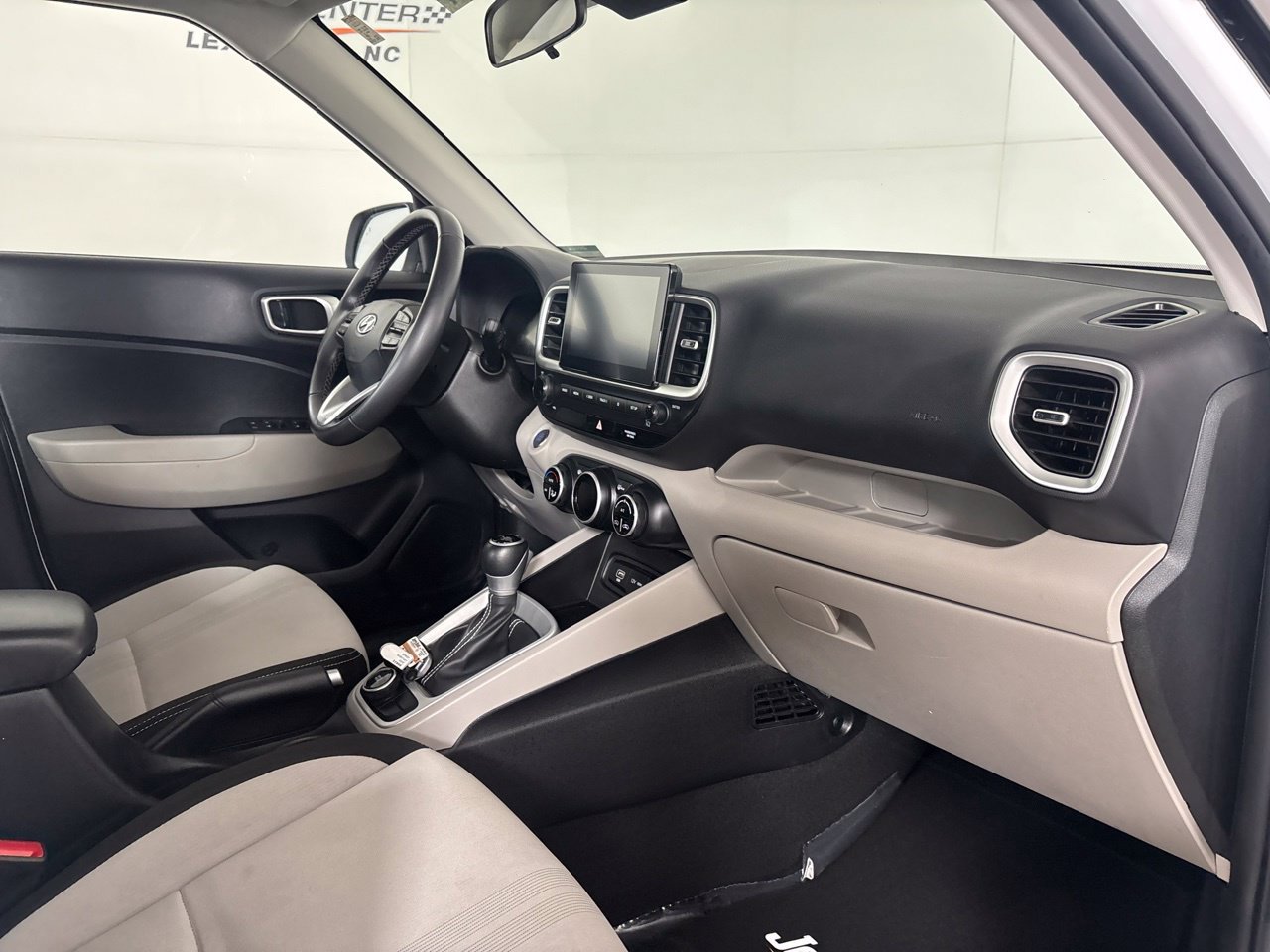 Used 2025 Hyundai Venue SEL FWD image 32