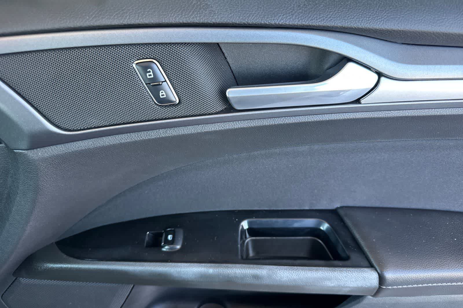 Used 2016 Ford Fusion SE FWD image 18