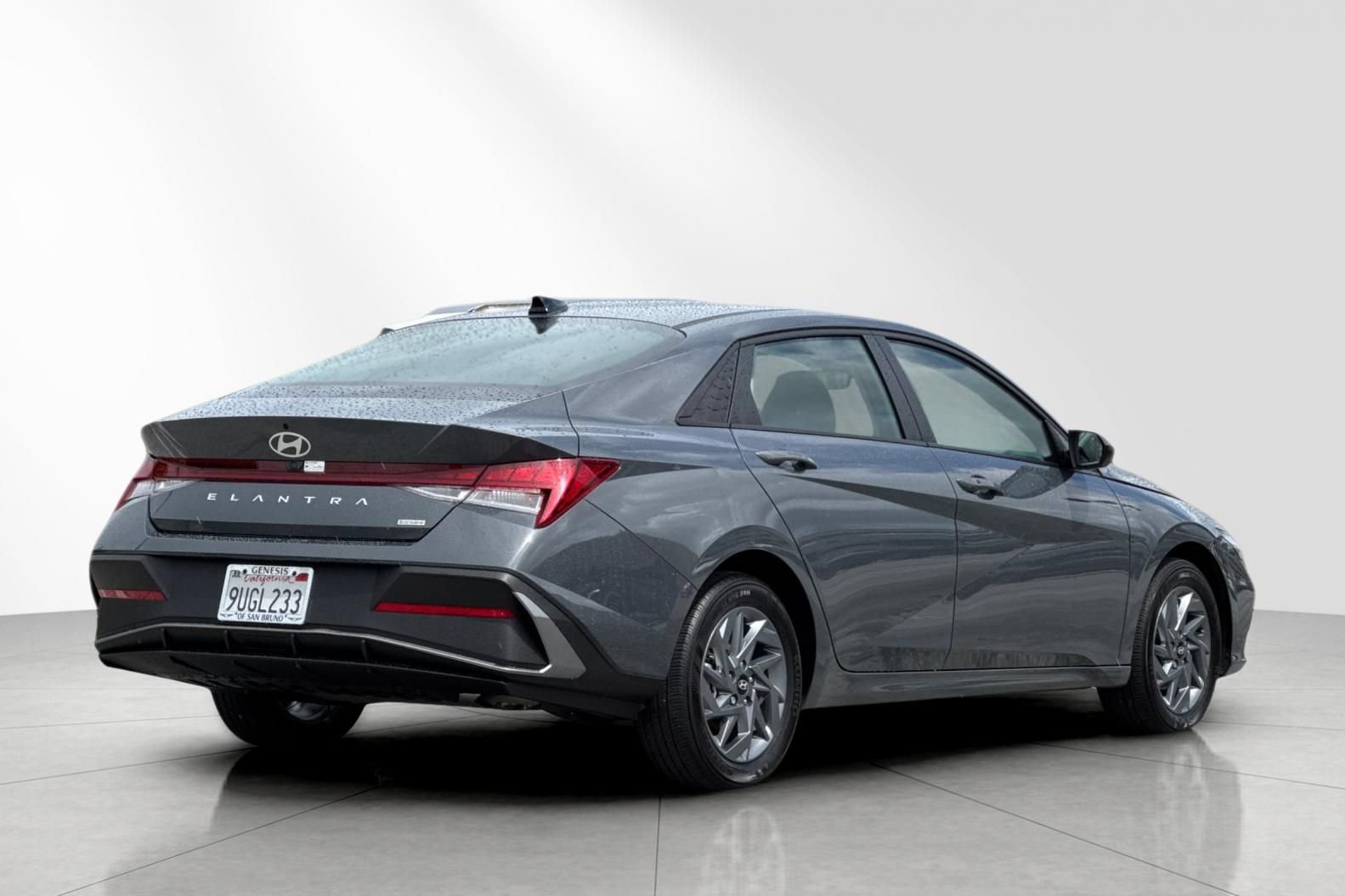 Used 2025 Hyundai Elantra Hybrid FWD image 4