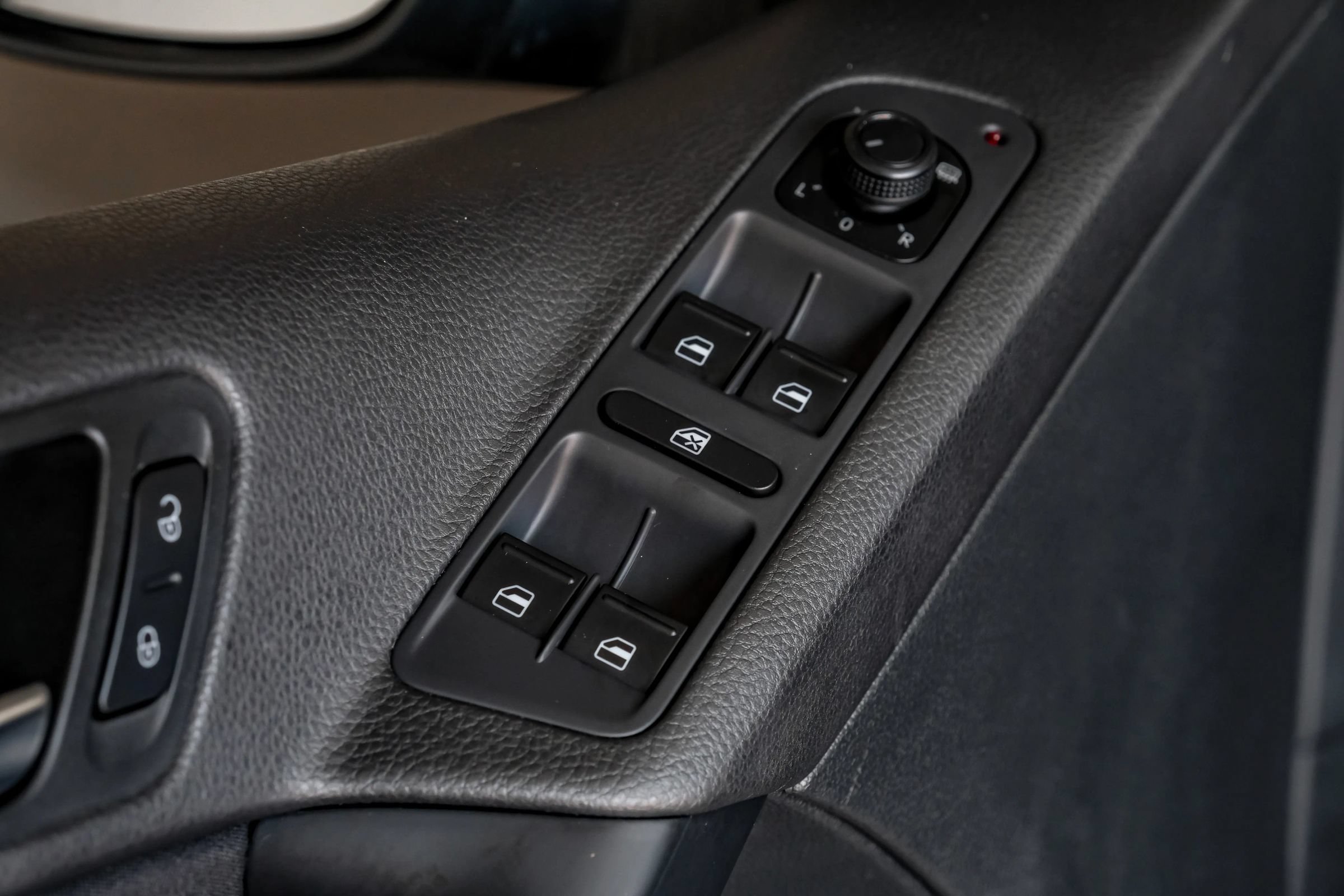 Used 2018 Volkswagen Tiguan Limited w/ Premium Package FWD image 43