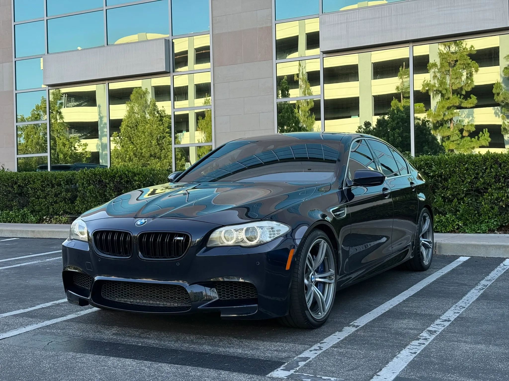 Used 2013 BMW M5 RWD image 1