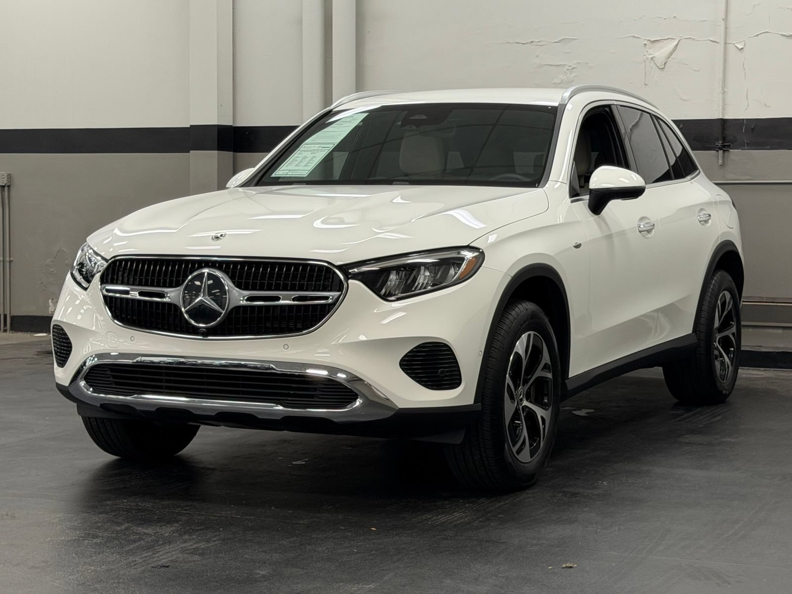 Used 2025 Mercedes-Benz GLC 350e 4MATIC image 5
