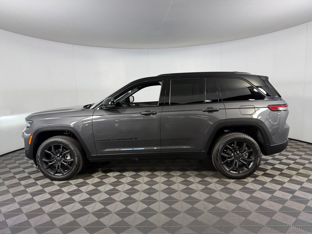 Certified 2025 Jeep Grand Cherokee Limited w/ Trailer Tow Package AWD/4WD image 9