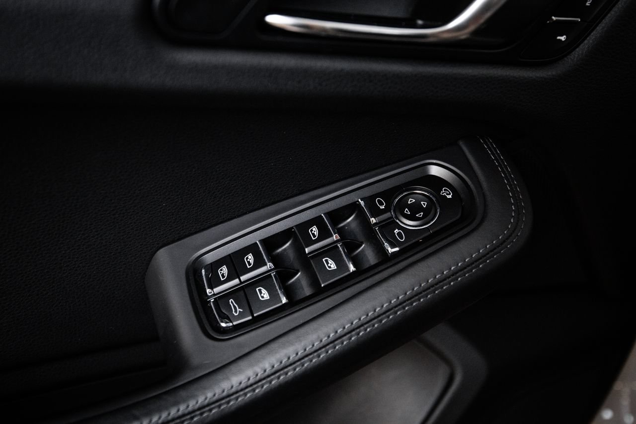 Certified 2023 Porsche Macan AWD/4WD image 22