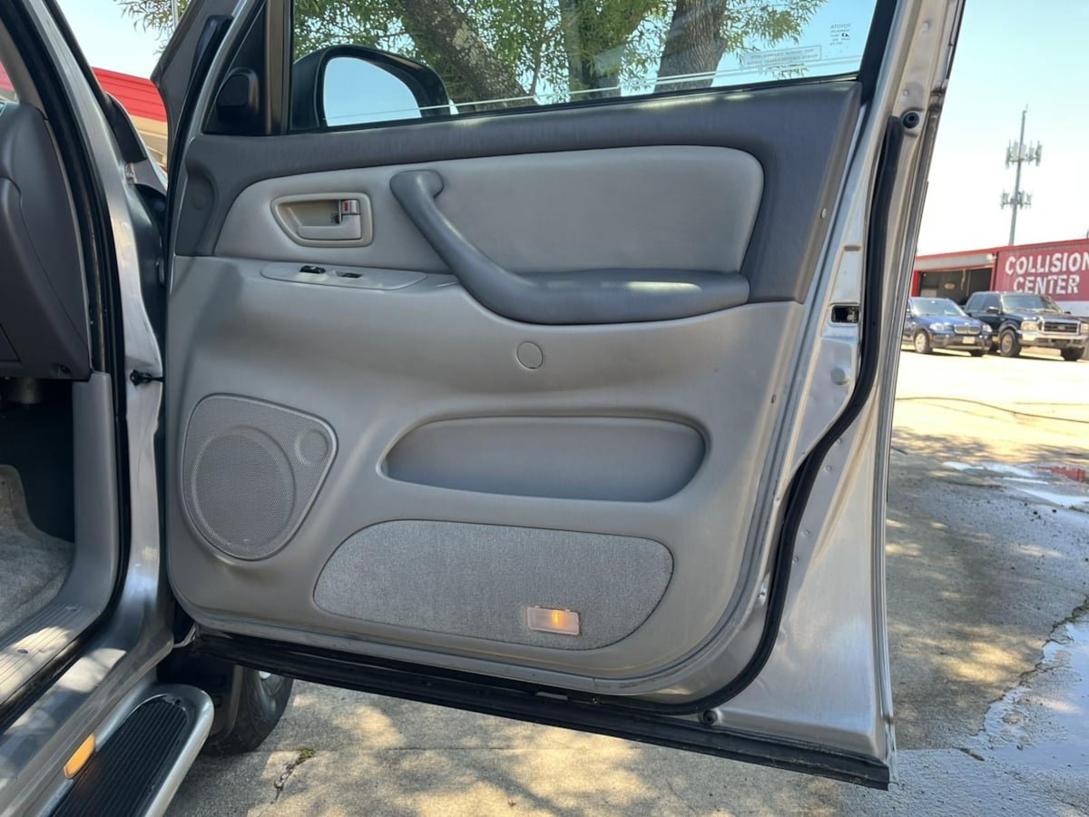 Used 2002 Toyota Sequoia SR5 RWD image 28