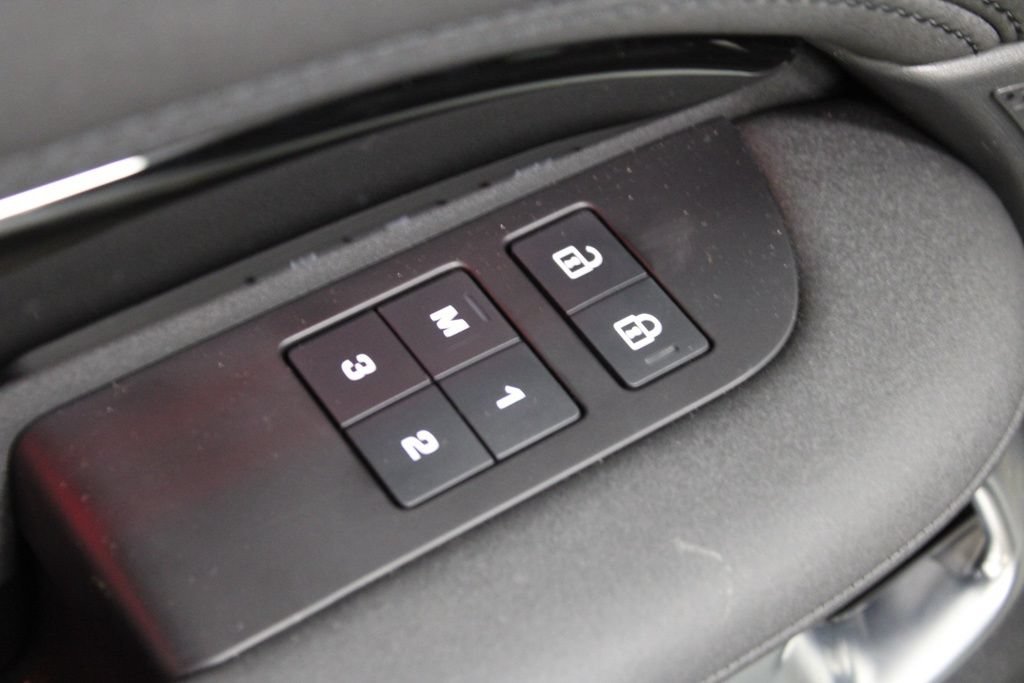 Used 2025 Land Rover Discovery S AWD/4WD image 18