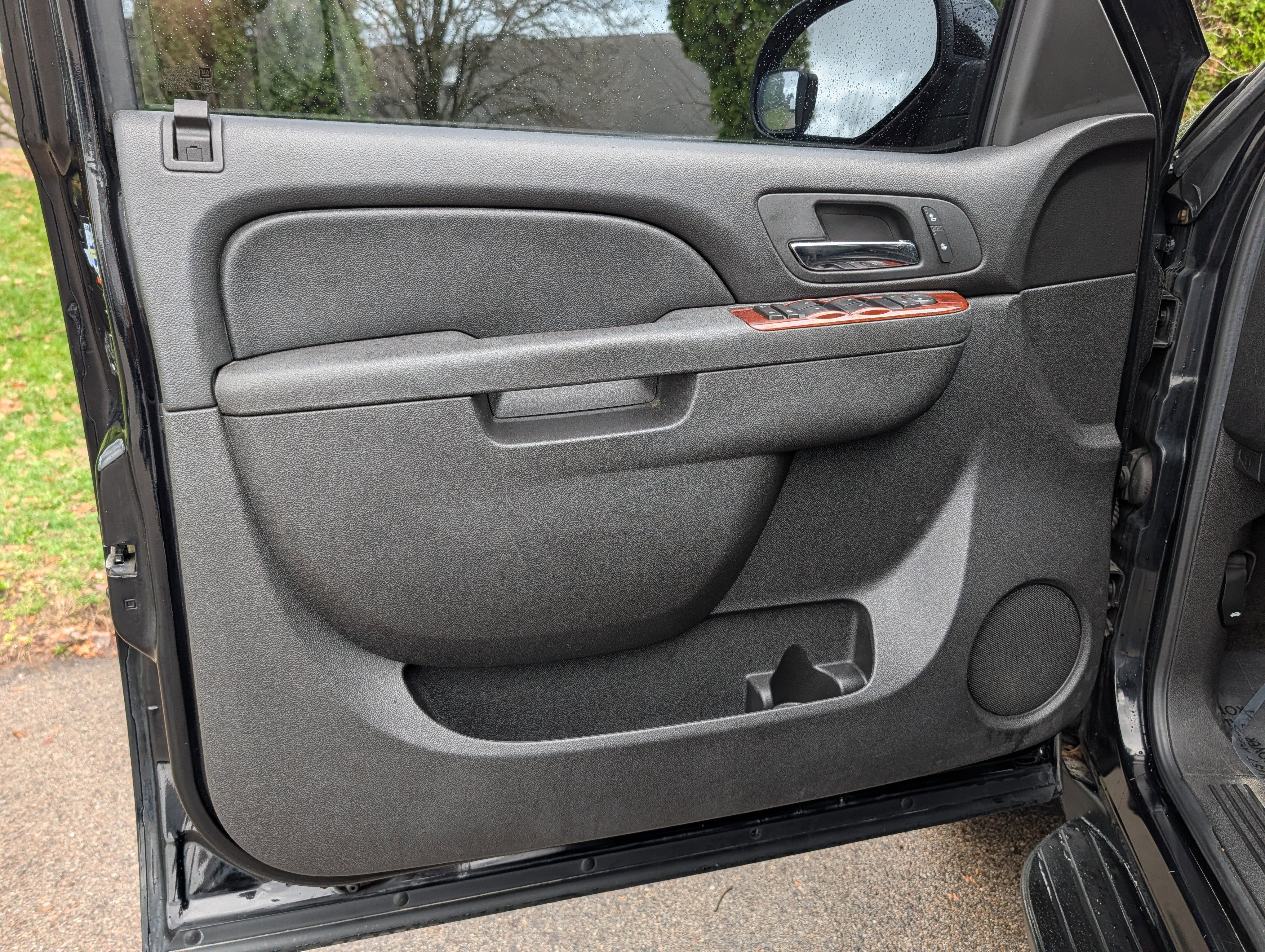 Used 2011 Chevrolet Suburban LT image 28