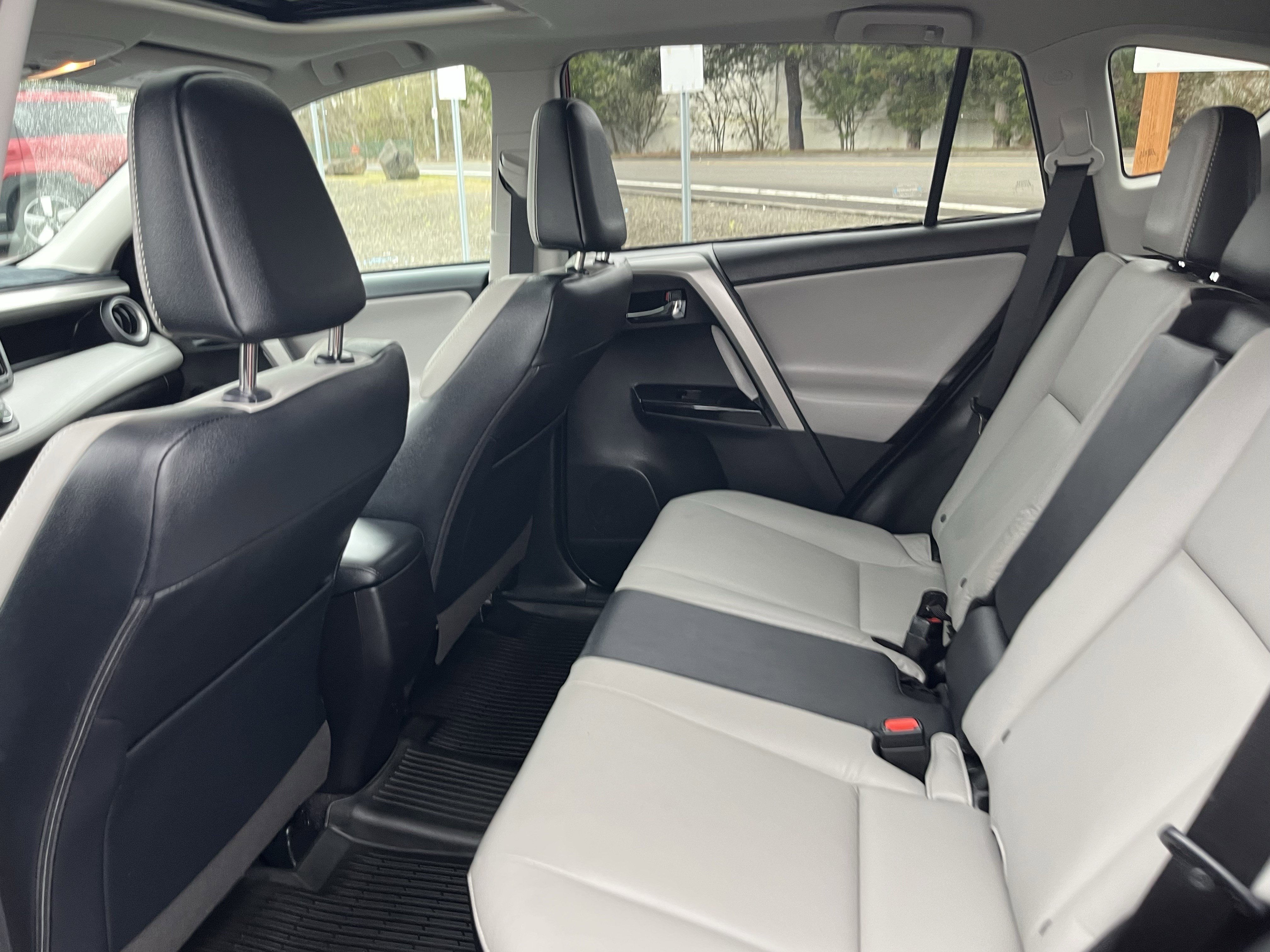 Used 2018 Toyota RAV4 Limited w/ Advanced Technology Package image 13